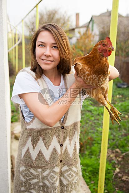 女孩养鸡高清图片下载-正版图片504783694-摄图网