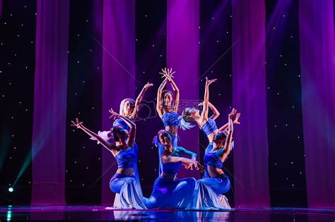 新疆国际大巴扎大型宴会厅是乌鲁木齐最大的具备大型歌舞表演并同时可|新疆|大巴扎|歌舞_新浪新闻