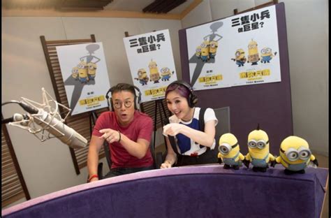 据港媒报道：《我爱香港》有一集曾出现黄心颖挨近许志安玩游戏的镜头-新闻资讯-高贝娱乐