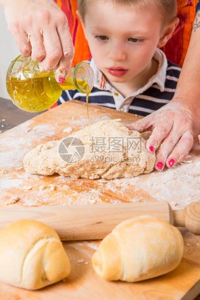 快乐的孩子们做自制面包高清图片下载-正版图片306242080-摄图网