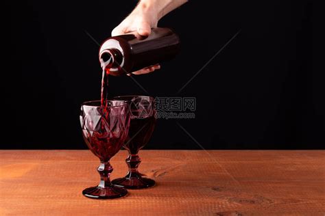 一个男人把酒倒在桌高清图片下载-正版图片506322475-摄图网