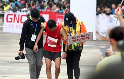 昨日，沪上一男子在马拉松赛事中倒下 抢救无效身亡|马拉松|疾病|长跑_新浪新闻
