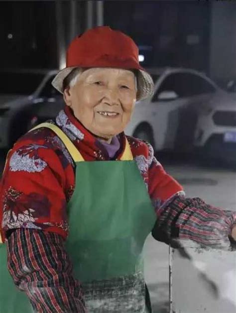 98岁“吃货奶奶”笑喷全国网友！年轻时是漂亮女中医，如今最爱火锅可乐