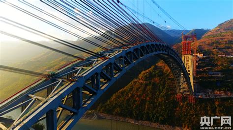 世界最大跨度铁路拱桥——大瑞铁路怒江四线特大桥钢桁拱合龙-中国网