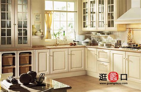 吊柜下挂个开放隔板，让你的小户型厨房也能大收纳—广州市宜琳照明电器有限公司