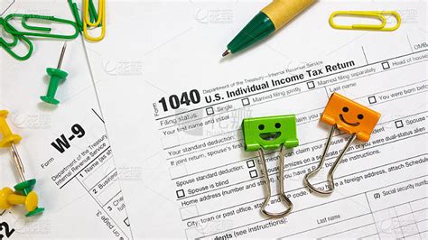 IRS 1040和W-9美国税单和绿笔