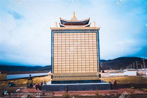 甘南娘玛寺，风格奇异的藏传佛教寺院建筑，还有几十米高超级大的转经筒矗立在草原上。