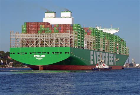 世界上最大的货轮:最多能装2万个集装箱(由中国设计)_小狼观天下