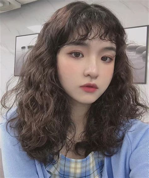 复古风发型俏皮女生头像