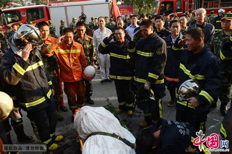 两消防员殉职北京石景山商场火灾 战友挥泪告别[组图]_图片中国_中国网
