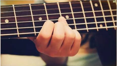 学弹吉他手指疼怎么办呢？8招教你减轻练吉他手疼症状