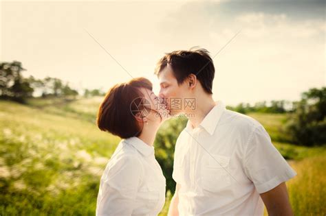 情侣在夏天的田野间接吻高清图片下载-正版图片303294587-摄图网