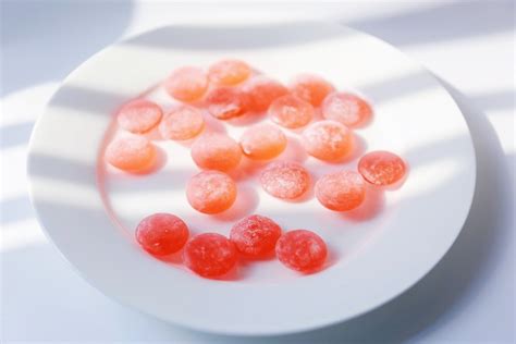 【草莓硬糖的做法步骤图，草莓硬糖怎么做好吃】七分甜的秋刀鱼_下厨房
