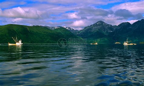 科迪亚克岛阿拉斯加沿岸两艘高清图片下载-正版图片503509242-摄图网