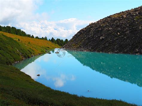 风景如画的湖泊和阿尔泰山俄罗斯高清图片下载-正版图片503463483-摄图网
