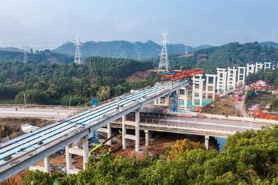 广西柳州：贺州至巴马高速公路象来段主线沥青摊铺完工-人民图片网
