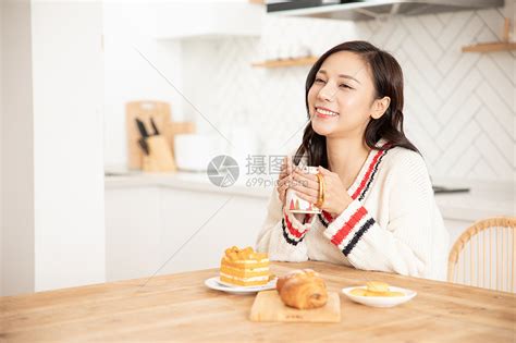 冬季居家女性喝下午茶吃蛋糕面包高清图片下载-正版图片501539004-摄图网