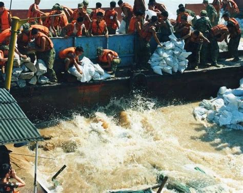 1998年抗洪抢险历史影像__凤凰网