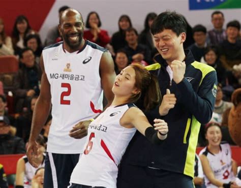 韩国排球赛场上，当一方球员开始抖音热舞……这是排球赛，搞啥呢？|热舞|排球|韩国_新浪新闻