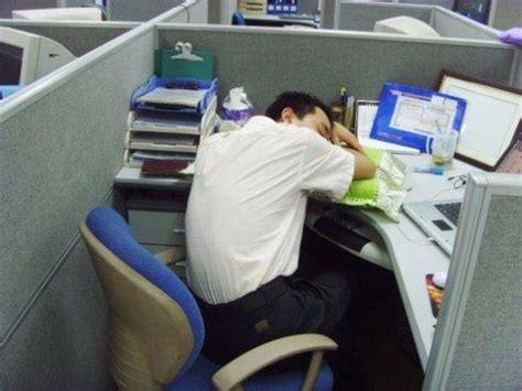 公司不让员工午休趴着睡，违反劳动法吗？__凤凰网