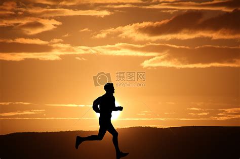 夕阳下奔跑的小孩图片素材-正版创意图片500813117-摄图网