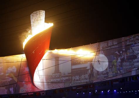 奥运圣火再赴中国 70秒看圣火传递跨越13年的同框