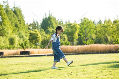 在草地上玩耍的小男孩高清摄影大图-千库网