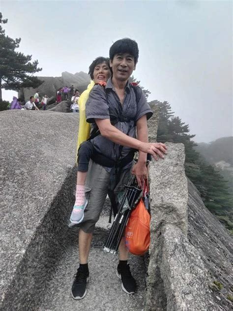 背着渐冻人妻子爬黄山，安徽57岁男子火了！网友：这才是爱情啊 - 宏观 - 南方财经网