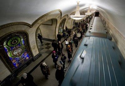 俄罗斯地铁遭自杀性袭击至少34人丧生(图)-搜狐新闻