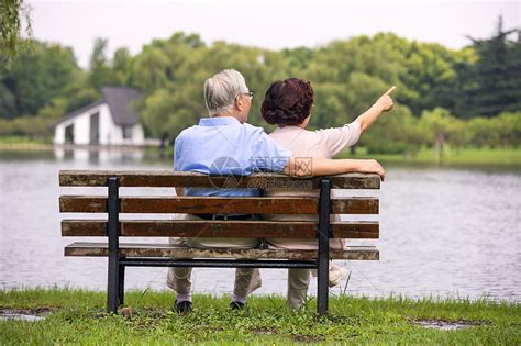 老年夫妇坐公园椅子背影高清图片下载-正版图片501408191-摄图网