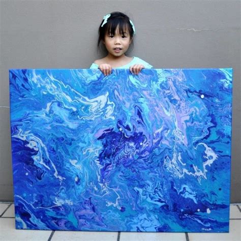 五岁女孩Cassie与她自己的画作，这些画拍卖了750美元……