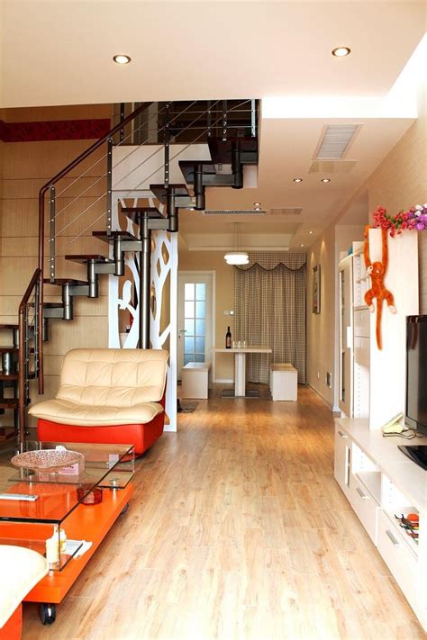 到2020年二楼的木制楼梯层私人住宅室内设高清图片下载-正版图片506586218-摄图网