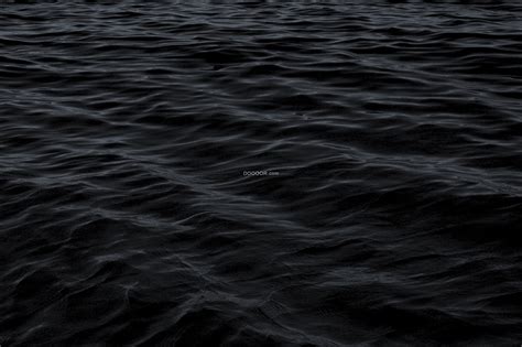 深邃的海面波光粼粼黑色涌动的海水