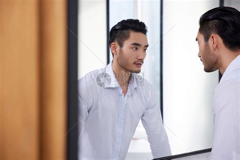 成熟男性对着镜子整理仪表高清图片下载-正版图片501894373-摄图网