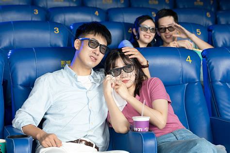 年轻情侣在电影院看电影高清图片下载-正版图片502231328-摄图网