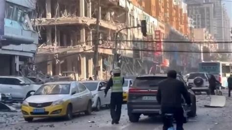 沈阳饭店爆炸前附近有燃气味 一名遇难者被发现时承重墙压在身上_手机新浪网