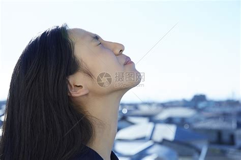 甜美女生仰头头像