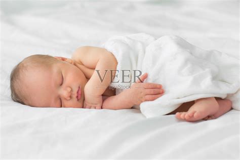 新生婴儿睡在毯子上。照片摄影图片_ID:159184287-Veer图库