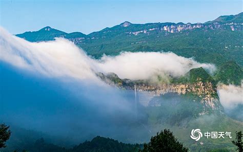 震撼！重庆南川龙岩城现“流云如瀑”景观-天气图集-中国天气网