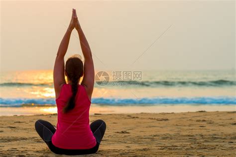女人在海边放松坐莲的姿势高清图片下载-正版图片303277192-摄图网