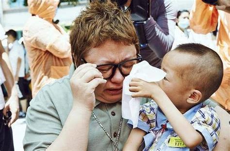 46岁韩红收养的儿子曝光，《天亮》这首歌为他而写，一养就是17年