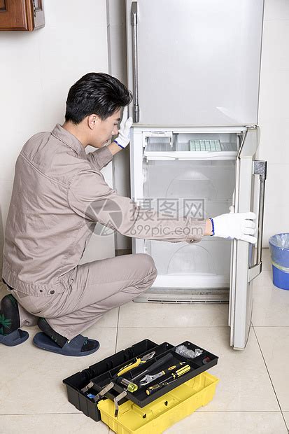 工人上门维修冰箱高清图片下载-正版图片501160918-摄图网