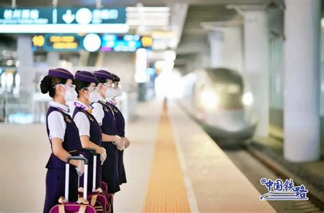 优质服务陪伴旅客出行， 高铁乘务员是怎样练成的|旅客|乘务员|张方圆_新浪新闻