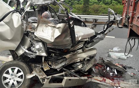 重庆父母送孩子返乡上学高速遇车祸 全车12人遇难