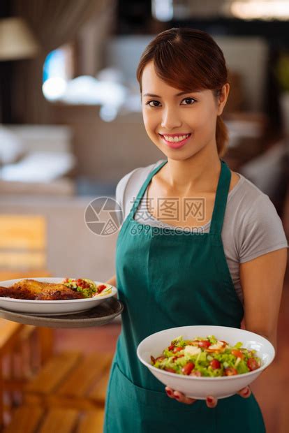可爱的亚洲女服务员携带两高清图片下载-正版图片503380910-摄图网