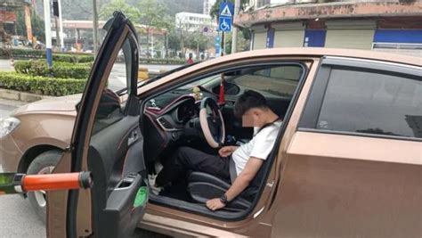 广西百色一男子醉驾后在交警大队门口睡觉，车还未熄火_凤凰网视频_凤凰网