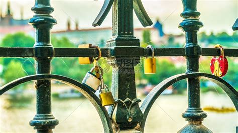 河誓言布拉格查理大桥栅栏上的爱情挂锁栅栏上的浪漫高清图片下载-正版图片307881895-摄图网