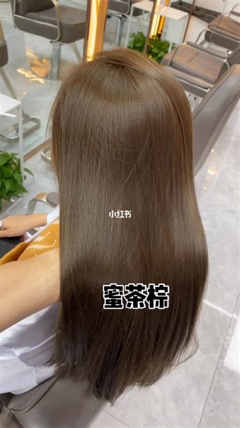 棕色头发温柔女生头像