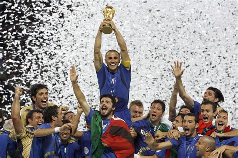 意大利捧杯时刻！他被簇拥到C位+眼含热泪，创造另类平民冠军奇迹|意大利|欧洲杯|曼奇尼_新浪新闻