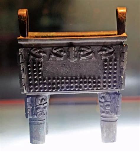 镇国之宝——后母戊鼎，又称司母戊鼎，已知中国古代最重的青铜器